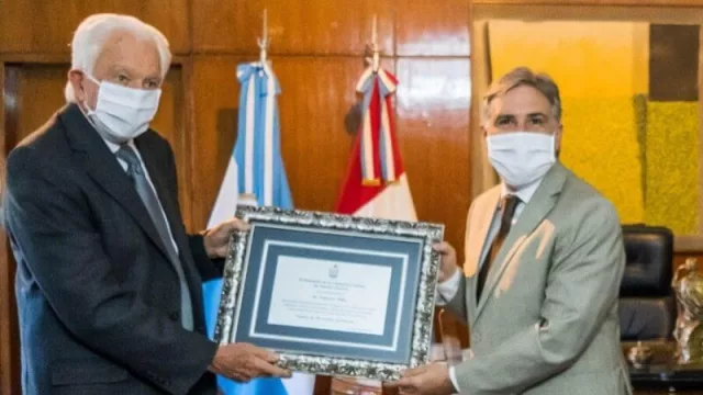 Llaryora entregó una plaqueta de reconocimiento a la trayectoria a Gustavo Tobi