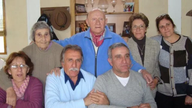 Porota junto a su marido (quien falleció hace un par de años) y sus cinco hijos. 