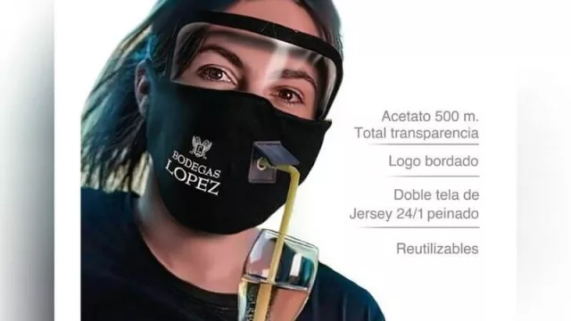 ¿Me estás cachando? Los tapabocas saltan al siguiente nivel en Argentina con una versión que permite tomar mate