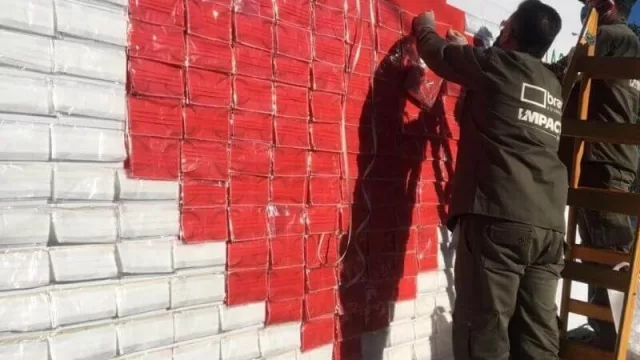 Grupo Braver le da una vuelta de tuerca a la vía (vida) pública: carteles que ofrecen barbijos