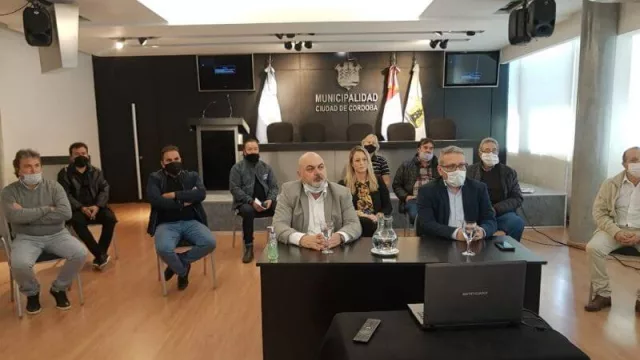 Habilitan línea de crédito para taxistas y remiseros