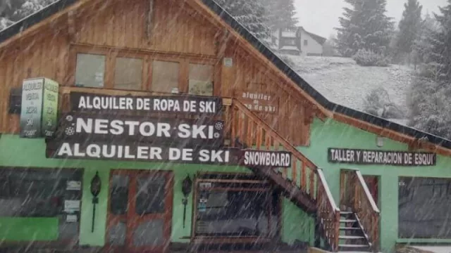 Empezó a nevar en Bariloche (y ya trabajan para no perder la temporada, que será sin extranjeros)