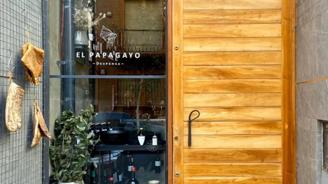 El Papagayo se reinventa: abre en formato despensa e inaugura un café-vermouth en Güemes