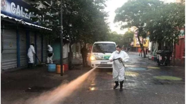 Continúan los trabajos de desinfección en calles y veredas de la ciudad
