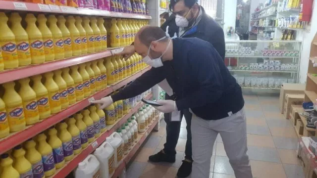 Pablo Ovejeros y Juan Viola durante los controles de los supermercados cordobeses.