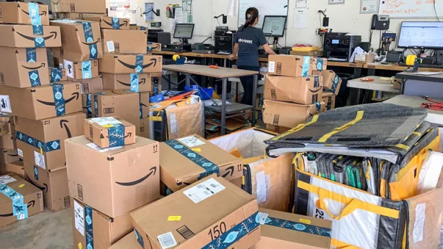 Un transportista entre EEUU y Uruguay cubre parte del hueco dejado por comercios y shoppings locales