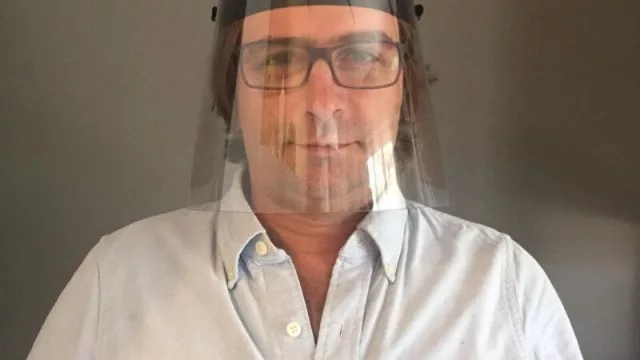 Sí, ahora hay muchos haciendo máscaras, pero acá hay un diferencial: usar lentes, tomar un café y más