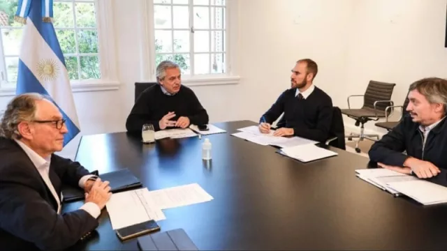 Mesa chica: Carlos Heller (izquierda) y Máximo Kirchner le plantearon a Alberto Fernández y Martín Guzman el “impuesto a las grandes fortunas”. ¿Pasará el Congreso?