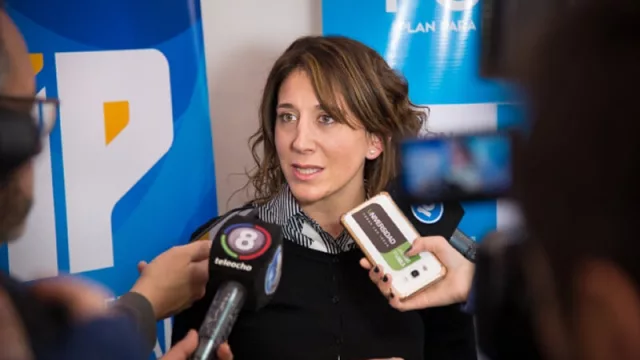 Otras épocas: cuando la ministra Jure sí atendía a la prensa. Ayer se negó a comentar sobre la medida adoptada.