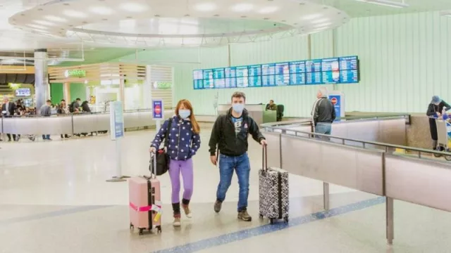 Con un oído en Europa y un ojo aquí, opina...