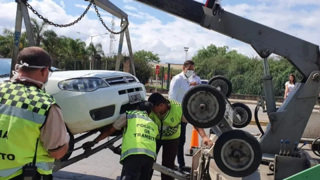 Funcionarios e inspectores municipales realizan controles de tránsito (“si las personas circulan, el virus circula”)