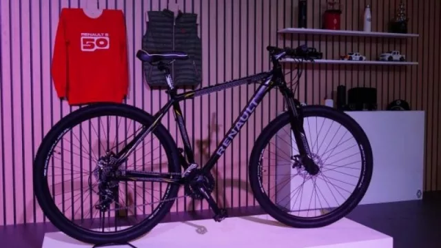 Las primeras 100 compras online vendrá con una bici Renault by Venzo de regalo.
