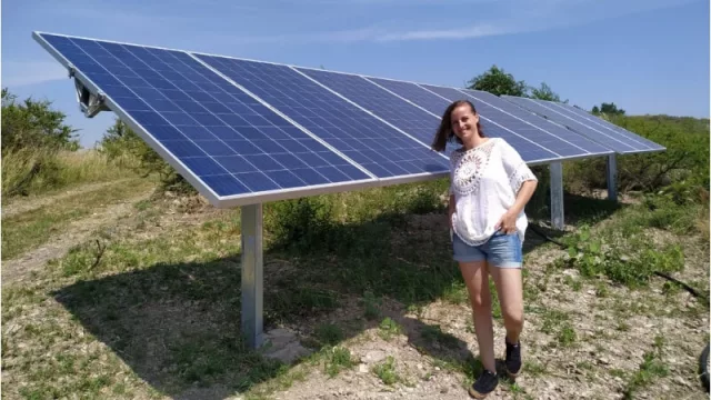 Maria de la Paz Spagnolo junto al sistema que instaló Ecovatio en Candonga. 