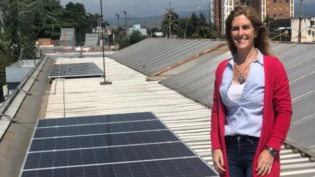 María Manzi  en el techo de una de sus estaciones de servicio donde ubicaron los paneles solares. 