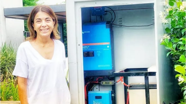 Claudia Fynn junto al panel de control del sistema en su vivienda. 