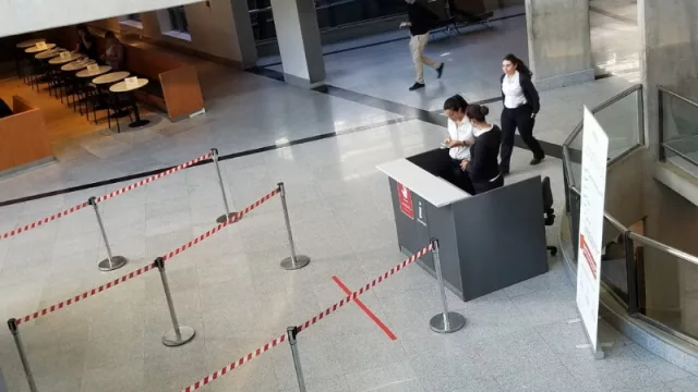 El mostrador de informes de la sede del Cerro, mucho más cerca de la entrada principal. 