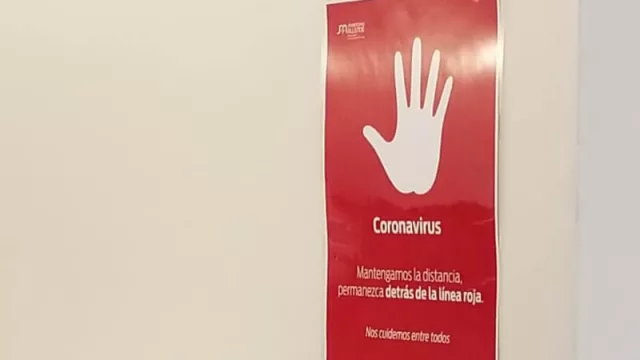 Carteles en las instalaciones del Hospital recuerdan la importancia de mantener las distancias.
