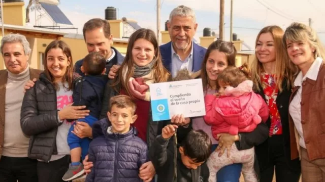 Programa Reconstruir: Ferraresi entregó más viviendas en Córdoba