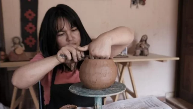 Esquilar llamas o aprender de arcilla: 5 experiencias de Pueblos Originales 