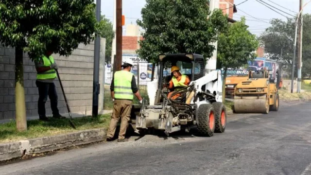 Las tareas de bacheo continúan en 14 barrios de la ciudad
