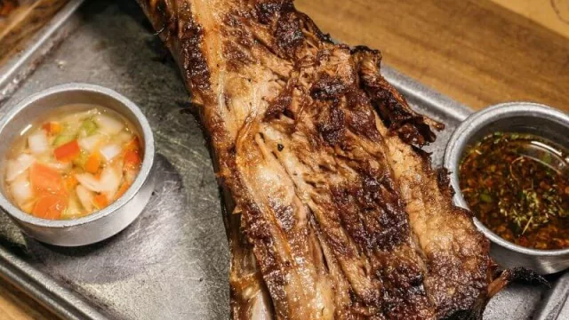 Revire Brasas Bravas, la parrilla en plena calle Corrientes que propone una experiencia gourmet