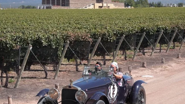 Calentando motores: llega una nueva edición del Rally de las Bodegas a Mendoza (con autos clásicos del siglo XX)
