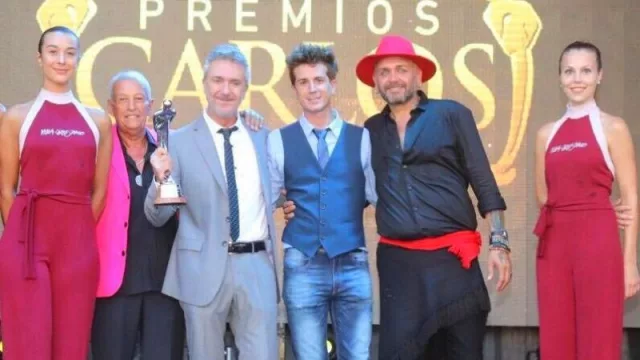 En los Premios Carlos, celebrando con su hijo Santiago.