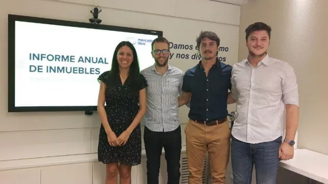 De izq. a izquierda: Lourdes Gaset, responsable comercial; Juan Manuel Carretero, gerente comercial de Clasificados; Miguel Olmedo Paz, responsable de desarrollo; y Esteban Angulo, gerente de estudios de Clasificados de Mercado Libre.