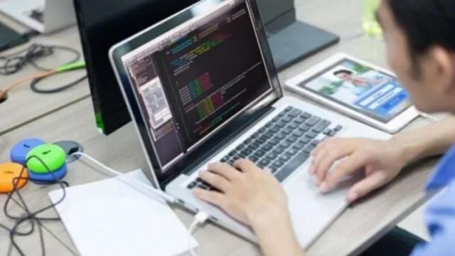 La bandera del conocimiento se planta de raíz: enseñarán programación en las escuelas 