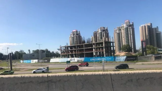 Adelante, la estructura de las primeras losas de Love; atrás el desarrollo terminado de Gama, Alto Villasol.