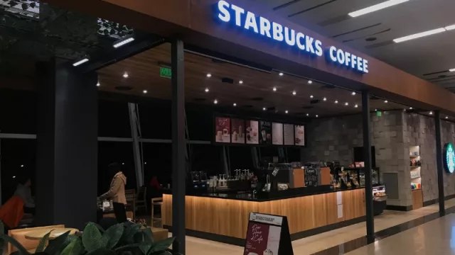 En Aeroparque Starbucks, Havanna, KFC y Burger King… ¿y acá?
