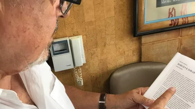 Veo, veo: Orcam, la solución israelí que hace de lazarillo parlante para personas ciegas (o con visión restringida)