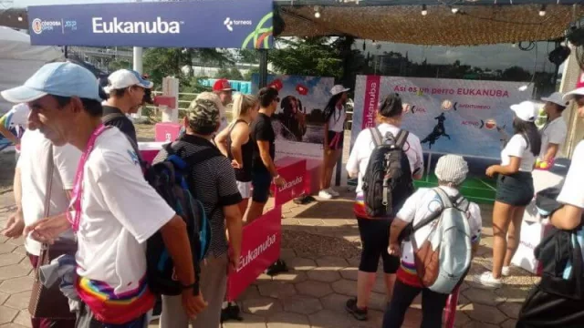 Muchas mascotas junto a sus dueños se acercaron al stand de Eukanuba.