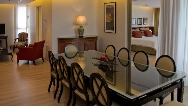 La habitación Presidencial comprende una sala con sillones y mesa imperial que puede recibir hasta 10 personas para una reunión privada, con la posibilidad de usar paneles divisorios.