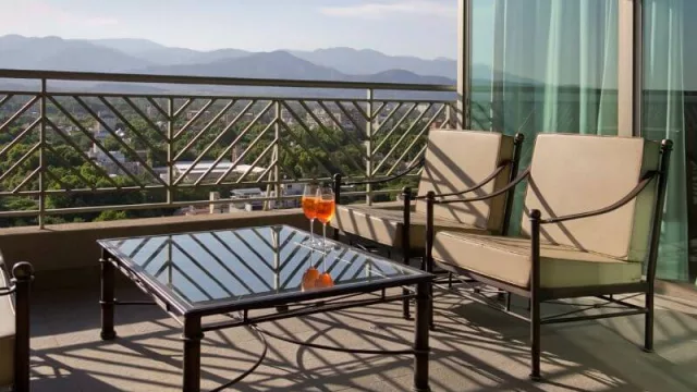  La habitación Presidencial se encuentra en el piso 17, por lo que cuenta con una inmejorable vista de la ciudad.