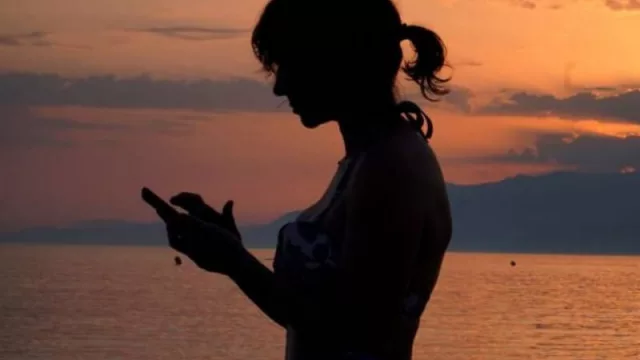 Y vos, ¿respetás las vacaciones de tus empleados? Casi el 50% de los argentinos está atento al celular durante su descanso  