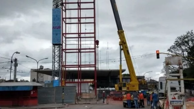 Va tomando aire: se montó la columna central de la pasarela del ascensor urbano