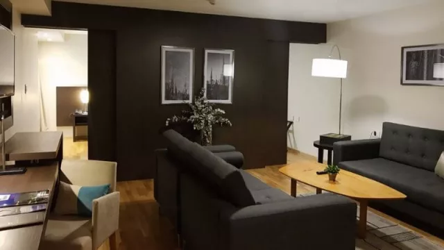 Habitación 217: dos ambientes y baño para discapacitados. 