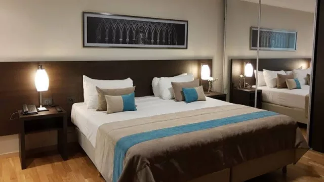 Habitación 217: dos ambientes y baño para discapacitados. 