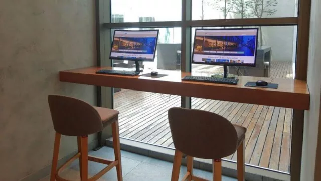 Los huéspedes disponen de dos computadoras para consultas. 