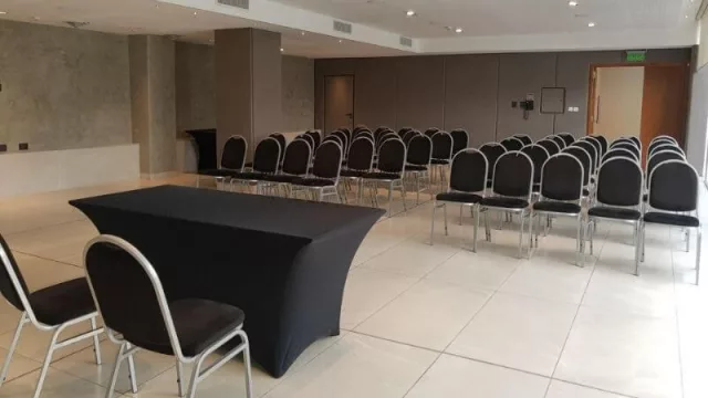 El auditorio tiene capacidad para 130 personas, se puede adaptar a otro tipo de eventos como almuerzos o cócteles. 