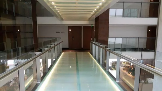 Uno de los pasillos que conecta a las habitaciones en el primer piso. 