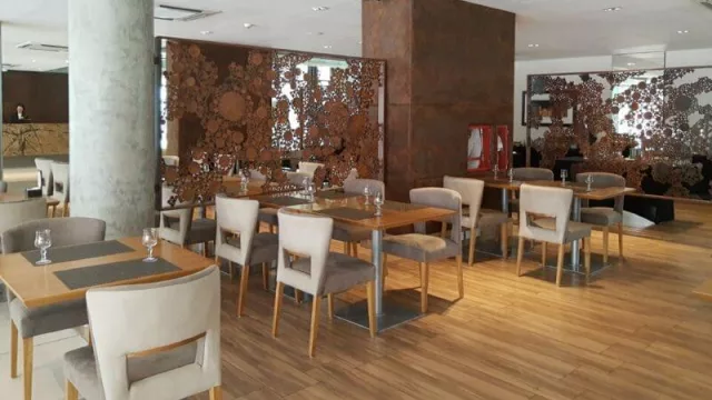 El restaurante está abierto al público. 