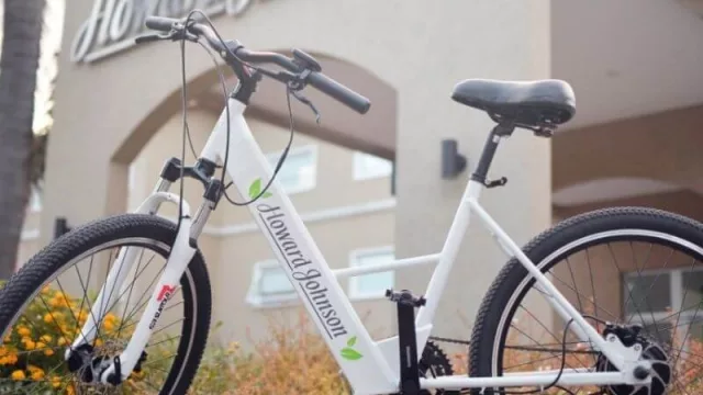 A rodar: Howard Johnson Carlos Paz estrenó una estación de carga a energía solar (para autos y bicis)