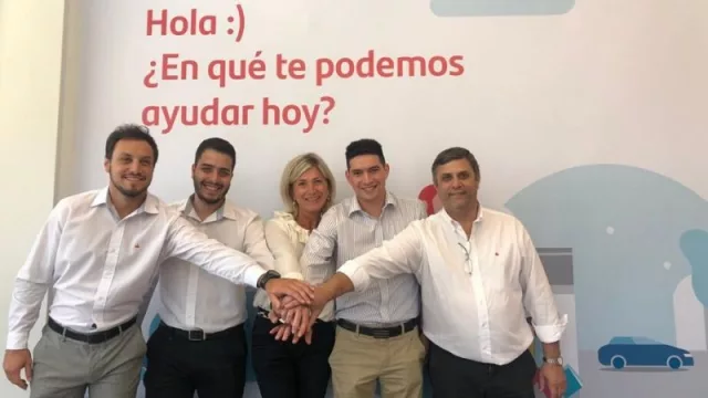 María Gabriela Pitton, al centro, y todo el equipo de la sucursal Sagrada Familia (aunque está oficialmente sobre Juan José Olleros 227 (casi Av. Colón)