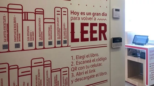 Sí se puede usar el celular. Y -además- te invitan a acceder a libros gratis vía códigos QR.