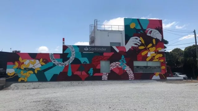 La vista de la sucursal desde Av. Colón, una genialidad de Sapo Rojo.