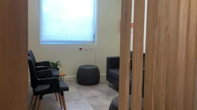 Sin mostradores a la vista, la atención de los ejecutivos de cuenta se hace en un living, con tablets y no con PC.