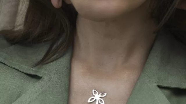 Joyas autoadhesivas, un emprendimiento bien cordobés (para lucirse sin cadenas)