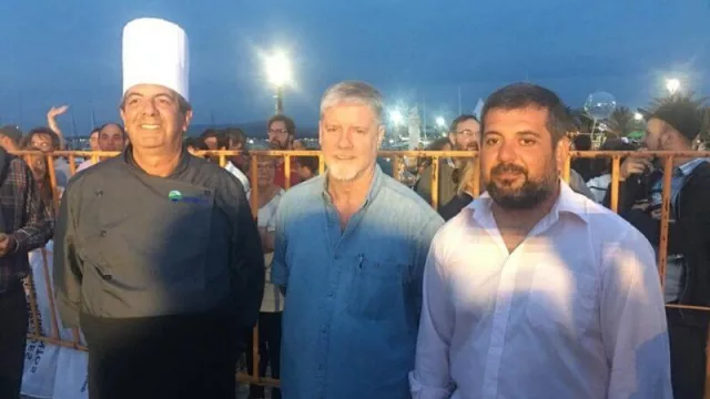 El chef Fernando Barbachan; Jorge Curbelo, director del Hemocentro Maldonado; y Leandro Reyna, presidente de Aprotur (Asociación de Promoción Turística de Piriápolis).